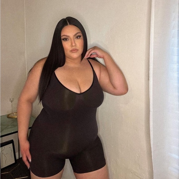 Skims sz L Seamless Sculpt Mid-Thigh Bodysuit Onyx black New without box shorts - Picture 10 of 11